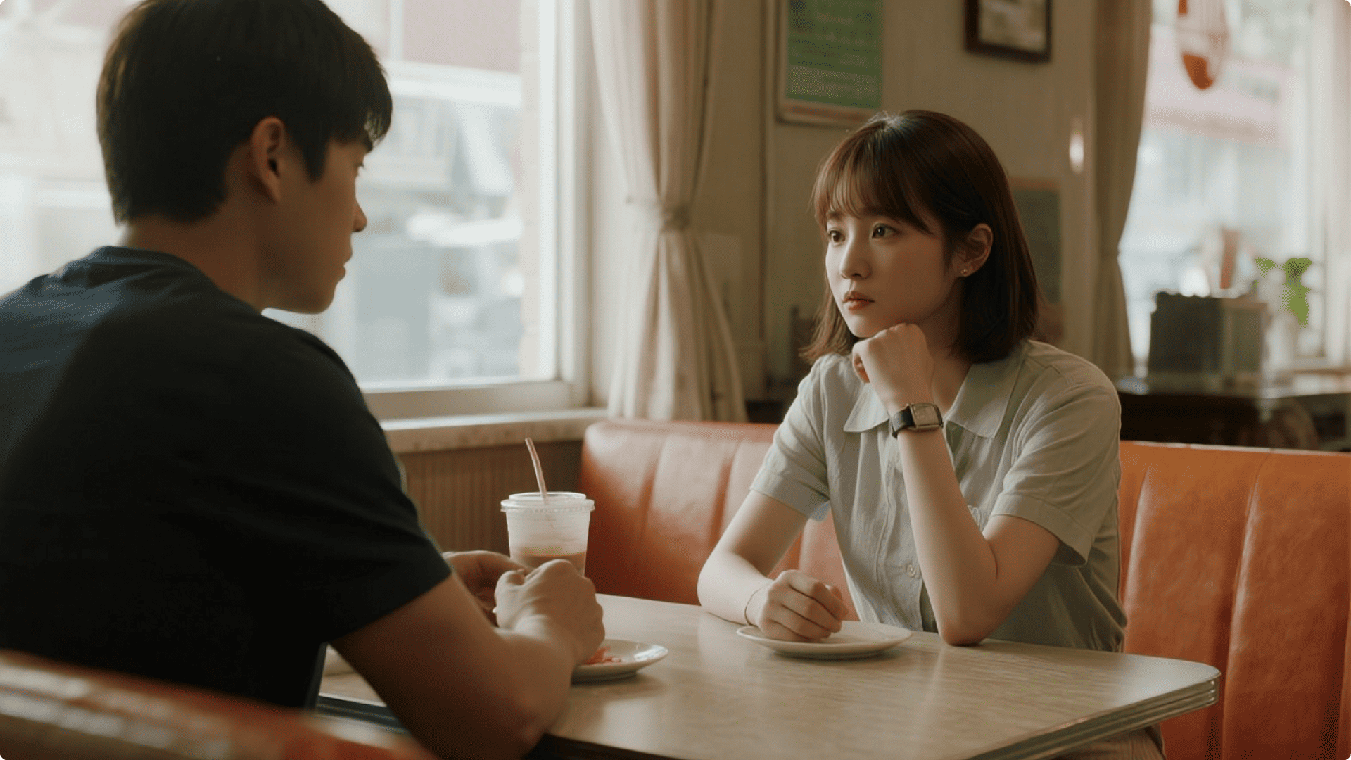 소개팅을 맞닦뜨린 남자, 어색한 대화속에서 여자는 무표정으로 일관하고 짧은 대답만한다.